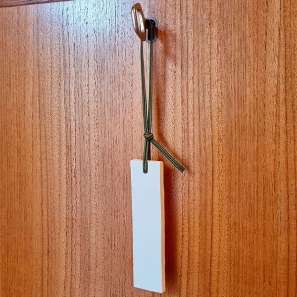 ceramique tanzaku suspendu à une clef de meuble