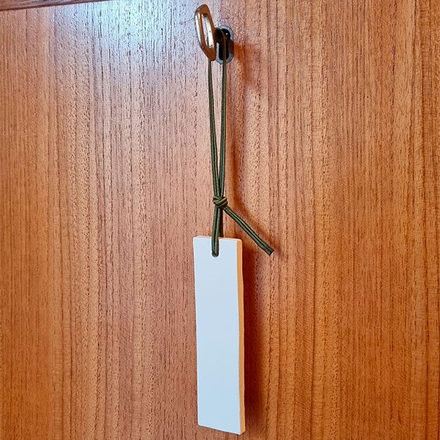 ceramique tanzaku suspendu à une clef de meuble